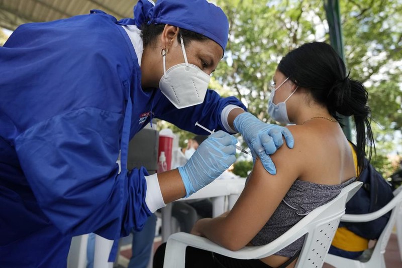 Nguoi Venezuela keo sang Colombia de tiem vaccine Covid-19 mien phi-Hinh-2