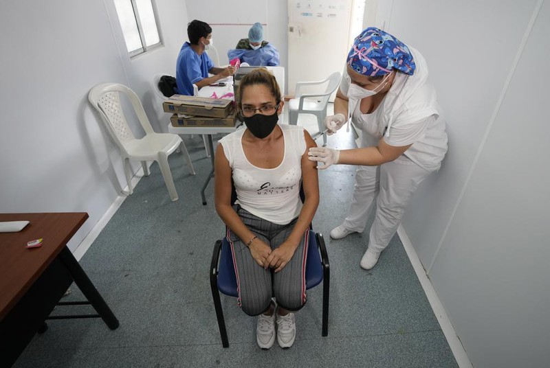 Nguoi Venezuela keo sang Colombia de tiem vaccine Covid-19 mien phi-Hinh-4
