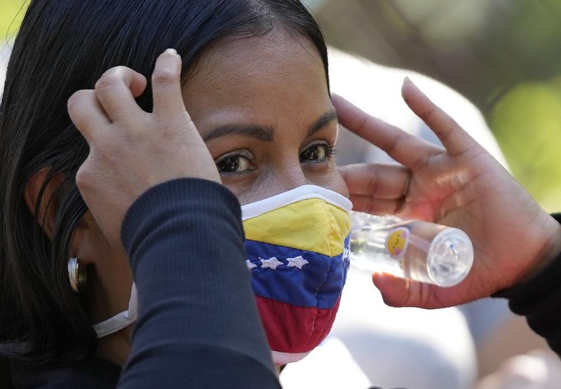 Nguoi Venezuela keo sang Colombia de tiem vaccine Covid-19 mien phi-Hinh-7