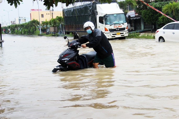 Mua lon keo dai, nhieu noi o Binh Dinh chim trong bien nuoc