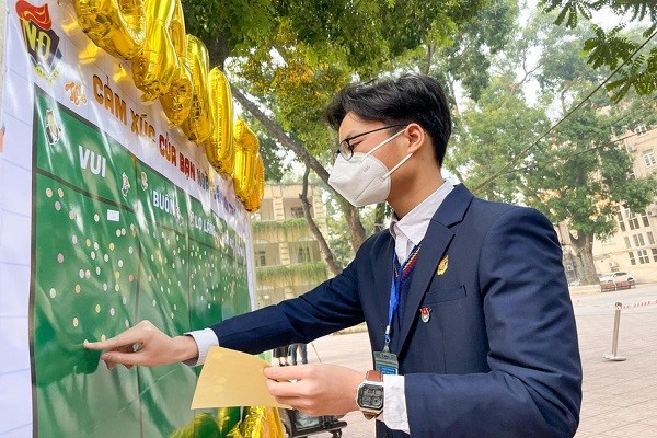 Ha Noi: Mot hoc sinh di hoc van mo cong truong