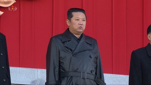 Ong Kim Jong-un xuat hien voi ngoai hinh gay di ro ret