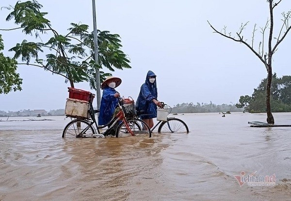 Du bao thoi tiet ngay 4/4: Mien Trung mua giong, gio giat manh