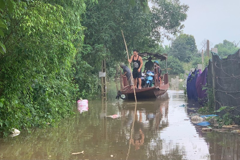 Thuy dien Hoa Binh xa lu, bai giua song Hong ngap sau-Hinh-4