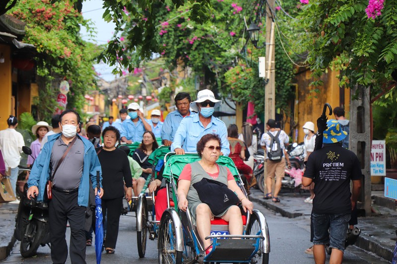 Du khach van tham quan Hoi An truoc ngay bao Noru do bo-Hinh-3