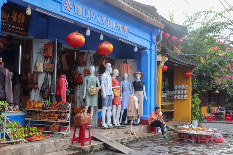 Du khach van tham quan Hoi An truoc ngay bao Noru do bo-Hinh-7