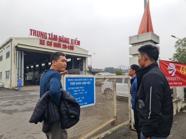 Ha Noi: Va vat, an ngu truoc trung tam dang kiem 3 ngay chua xong-Hinh-7