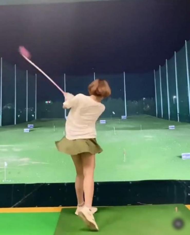 Di choi golf, my nhan mac goi cam khoe body cuc pham-Hinh-15