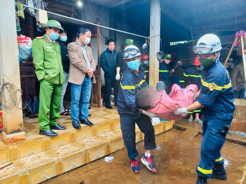 Nguoi dan ong cung vo roi xuong gieng sau khi dung dao dam vao nguc-Hinh-3