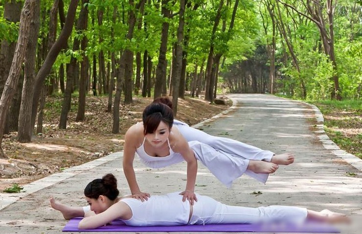 Tap yoga giua thien nhien, chi em gay 