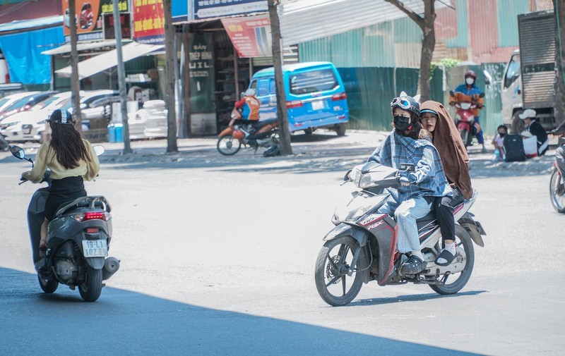 Muon kieu doi pho nang nong cua nguoi lao dong o Ha Noi-Hinh-2