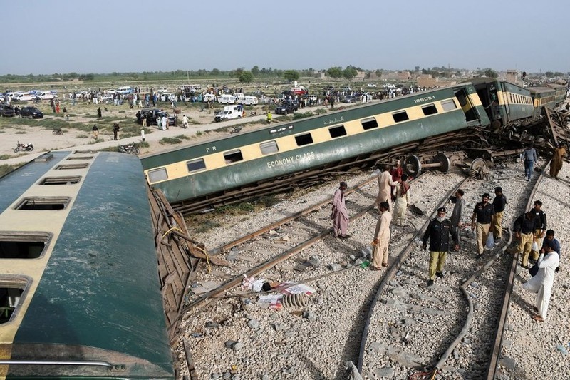 Pakistan: Tau lua trat duong ray, ca tram nguoi thuong vong