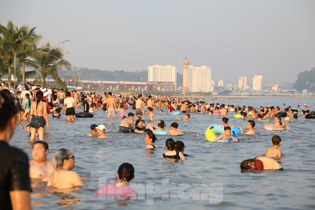 Hang van nguoi do ve bien Bai Chay trong ngay nghi le dau tien-Hinh-3