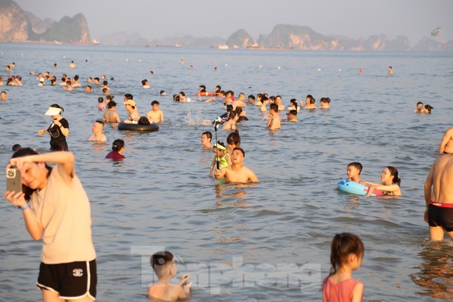 Hang van nguoi do ve bien Bai Chay trong ngay nghi le dau tien-Hinh-7