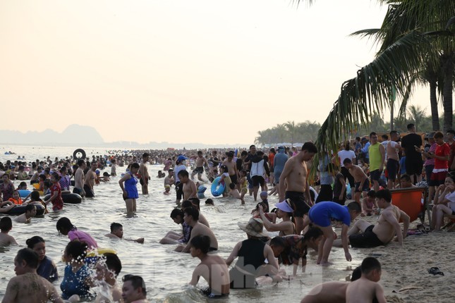 Hang van nguoi do ve bien Bai Chay trong ngay nghi le dau tien-Hinh-8