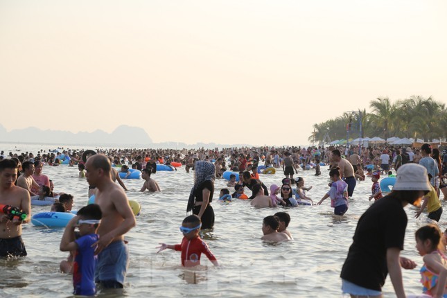 Hang van nguoi do ve bien Bai Chay trong ngay nghi le dau tien