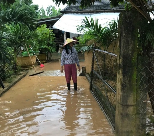 Mua lon khien hon 800 ngoi nha o Quang Tri bi ngap lut, nuoc song dang len