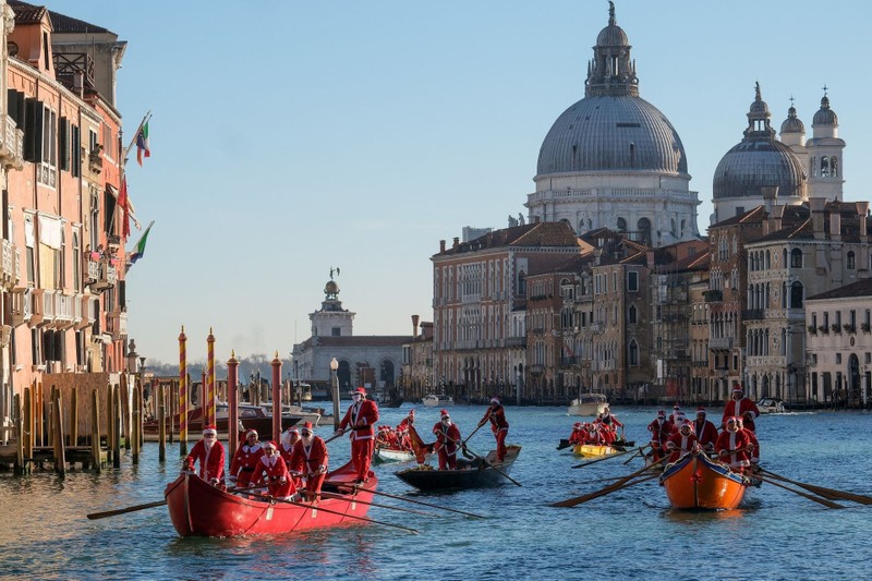 Doc la canh ong gia Noel dua thuyen o thanh Venice-Hinh-2