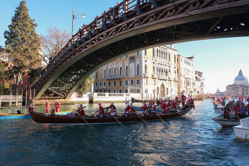 Doc la canh ong gia Noel dua thuyen o thanh Venice-Hinh-5