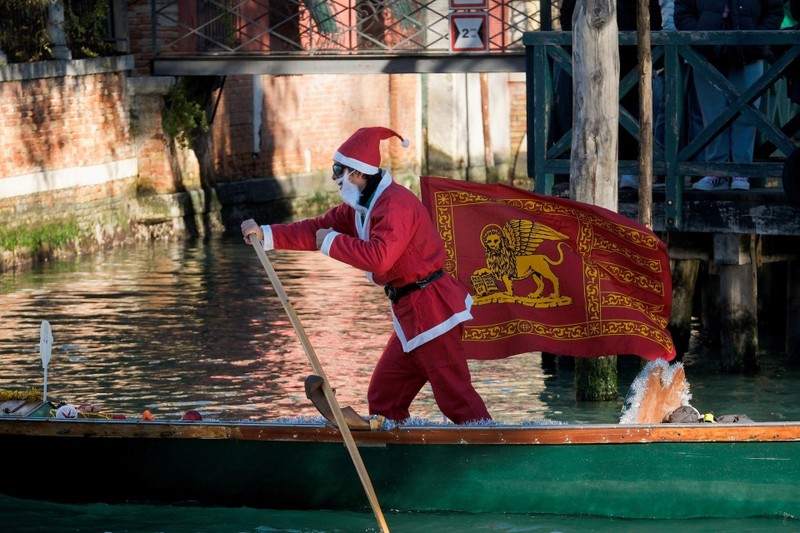 Doc la canh ong gia Noel dua thuyen o thanh Venice-Hinh-6