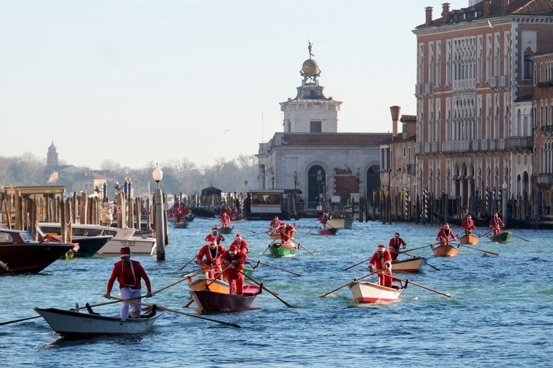 Doc la canh ong gia Noel dua thuyen o thanh Venice-Hinh-7