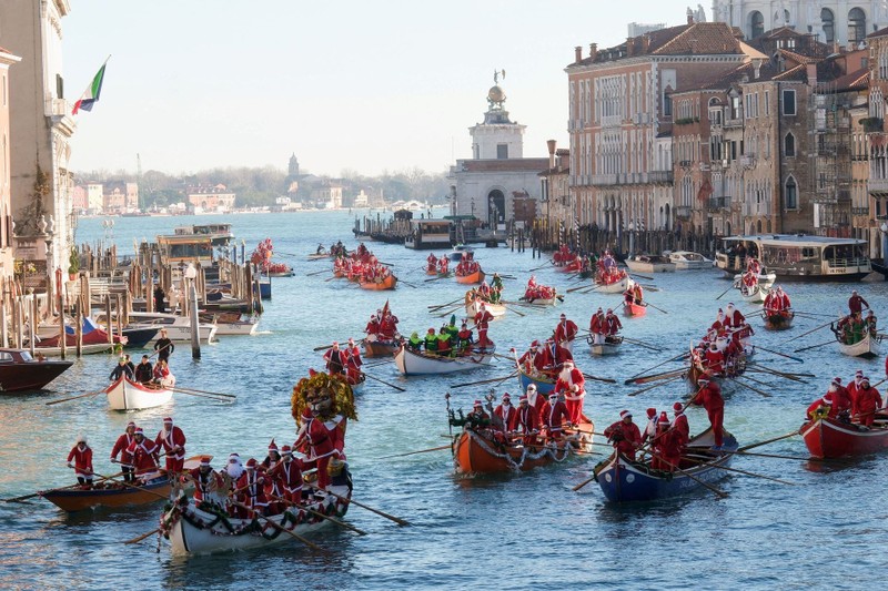 Doc la canh ong gia Noel dua thuyen o thanh Venice