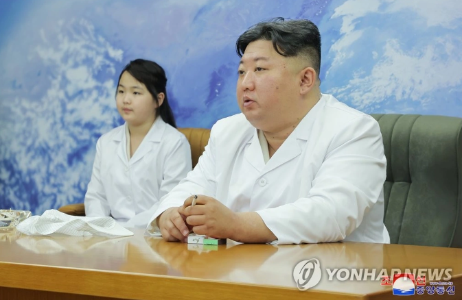 Hinh anh con gai ong Kim Jong Un trong nhung chuyen thi sat cung cha-Hinh-6