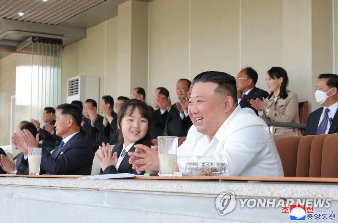 Hinh anh con gai ong Kim Jong Un trong nhung chuyen thi sat cung cha-Hinh-8