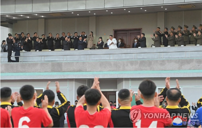 Hinh anh con gai ong Kim Jong Un trong nhung chuyen thi sat cung cha-Hinh-9