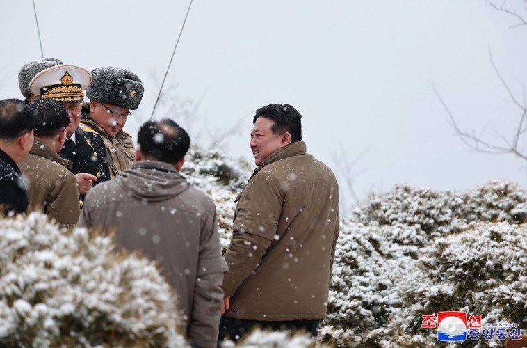 Anh: Ong Kim Jong Un chi dao thu ten lua phong tu tau ngam-Hinh-5