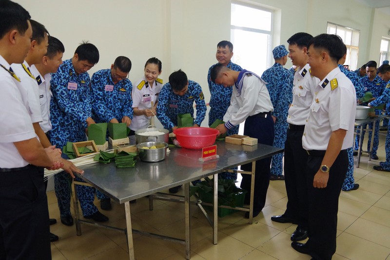 Tet cua thuy thu tau ngam-Hinh-4