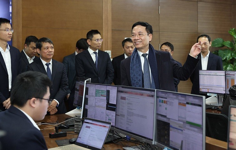View - 	Bộ trưởng Nguyễn Mạnh Hùng kiểm tra công tác phục vụ Tết của các 
