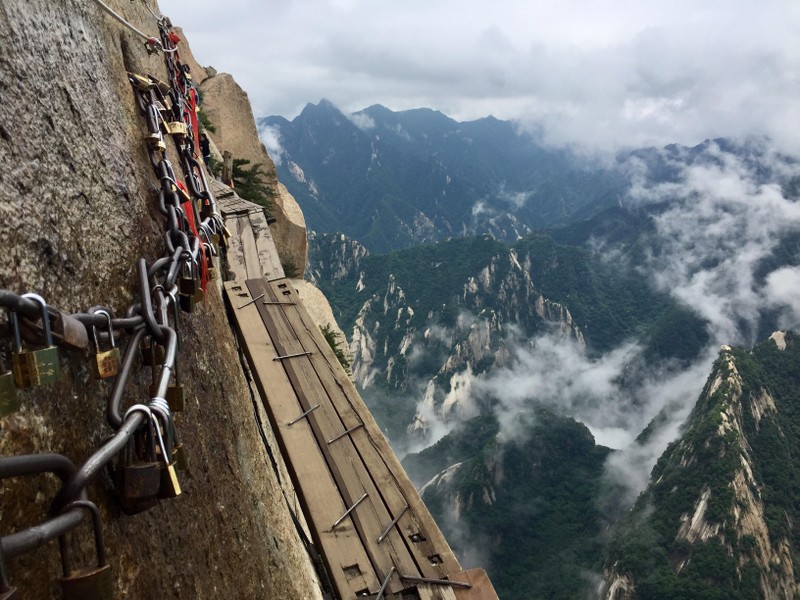 View - 	Cận cảnh con đường leo núi nguy hiểm nhất thế giới