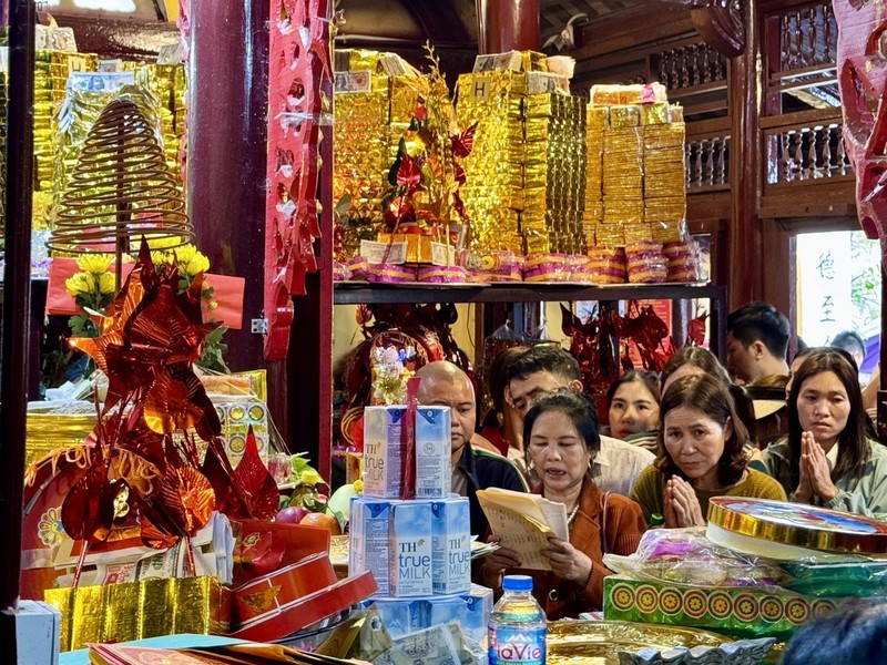 Dong khach “vay tien” ngay via Than tai, Den Ba Chua Kho qua tai-Hinh-12