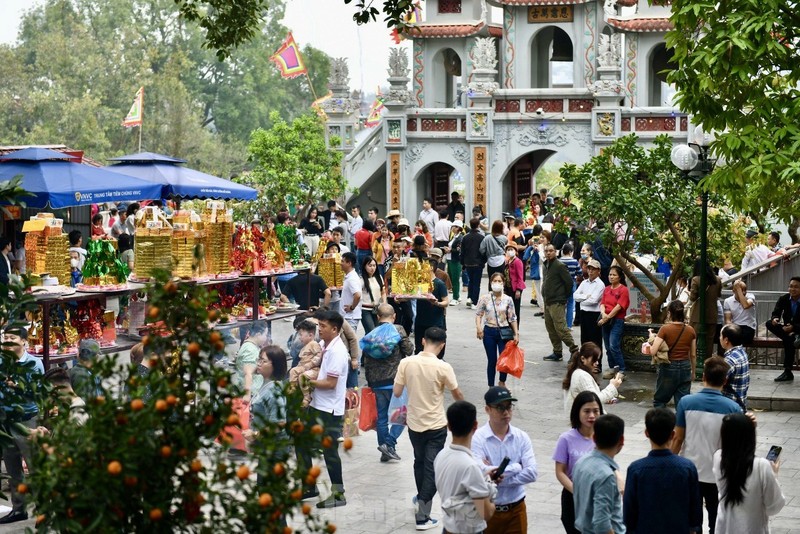 Dong khach “vay tien” ngay via Than tai, Den Ba Chua Kho qua tai-Hinh-2