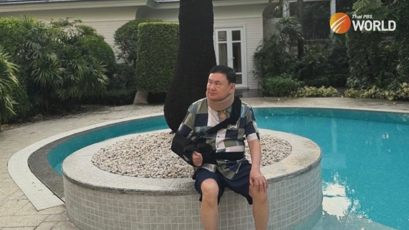 View - 	Ông Thaksin trình diện công tố viên sau khi được trả tự do