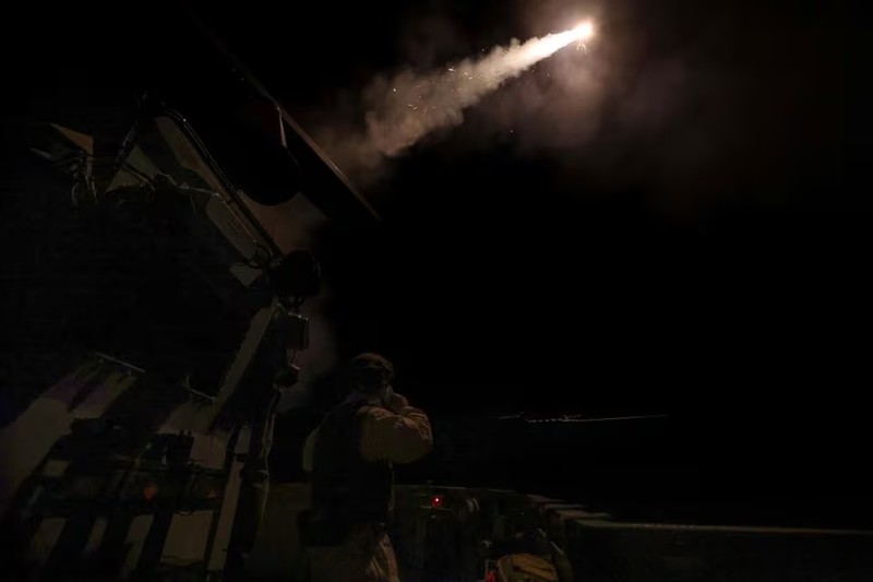 Tàu HMS Richmond phóng tên lửa bắn hạ UAV của lực lượng Houthi ngàu 9/3/2024. Ảnh: Reuters