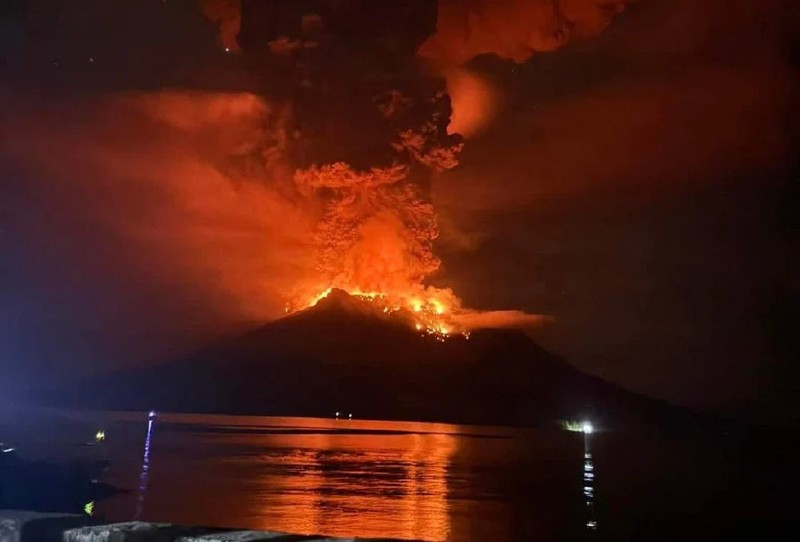 Núi lửa Ruang phun trào dữ dội. Ảnh: AFP