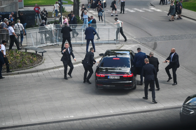 Thu tuong Slovakia Robert Fico qua con nguy kich sau khi bi muu sat