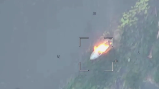 Khoanh khac UAV Nga pha huy thuyen may quan su Ukraine