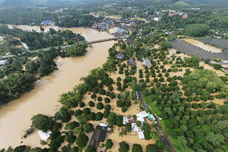 Tinh Trat cua Thai Lan dong cua nhieu truong hoc do lu