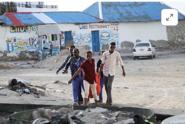 Danh bom o bai bien Somalia, hang chuc nguoi thiet mang