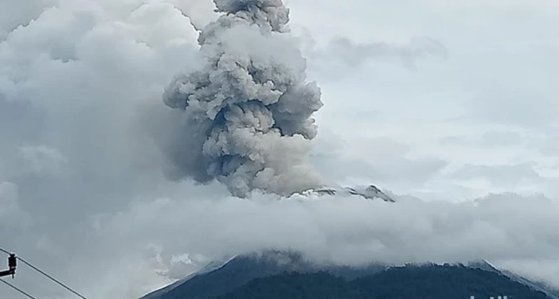 Nui lua Indonesia phun trao, it nhat 9 nguoi thiet mang