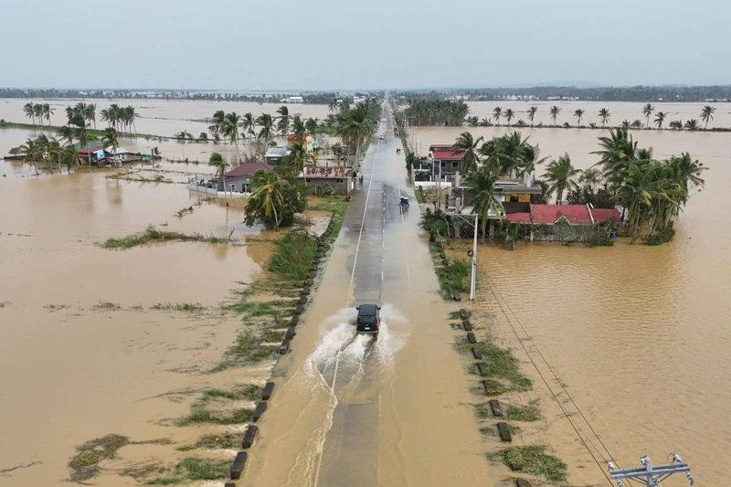 Philippines lenh so tan o hang nghin ngoi lang, chuan bi don bao Nika