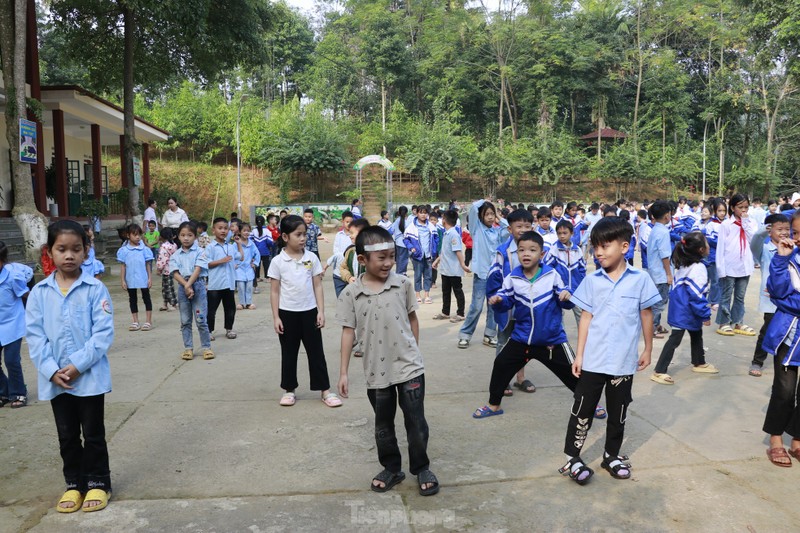 Niem vui cua nhung em be Lang Nu duoc tro lai truong-Hinh-13