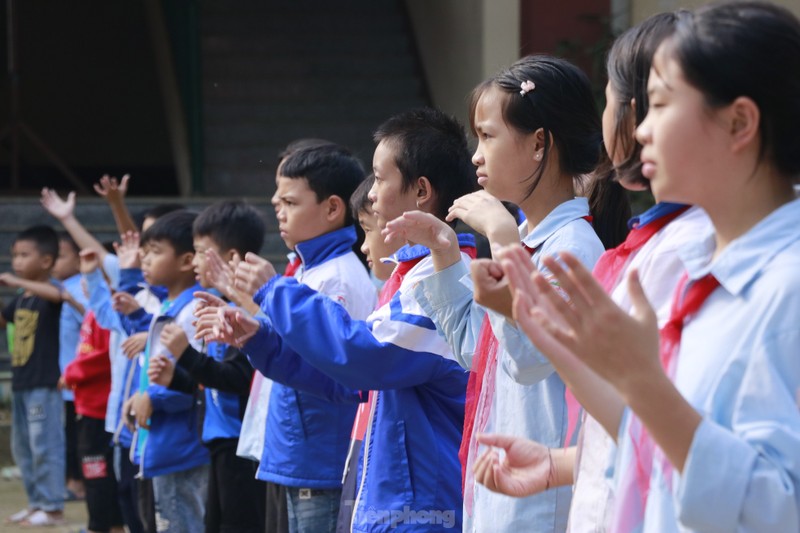 Niem vui cua nhung em be Lang Nu duoc tro lai truong-Hinh-6