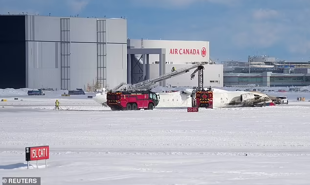 Hien truong vu may bay cho 80 nguoi lat ngua o Canada-Hinh-6