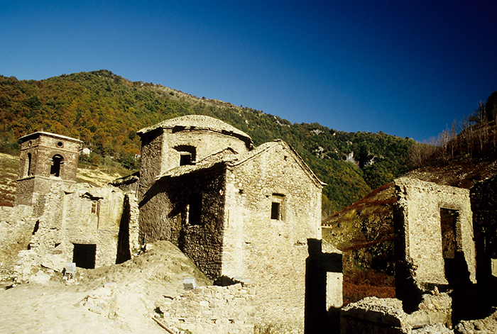 Can canh ngoi lang “ma” thoi Trung co chim duoi nuoc o Italy-Hinh-4
