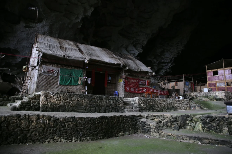 Kinh ngac cuoc song cu dan o ngoi lang dac biet trong hang dong-Hinh-3