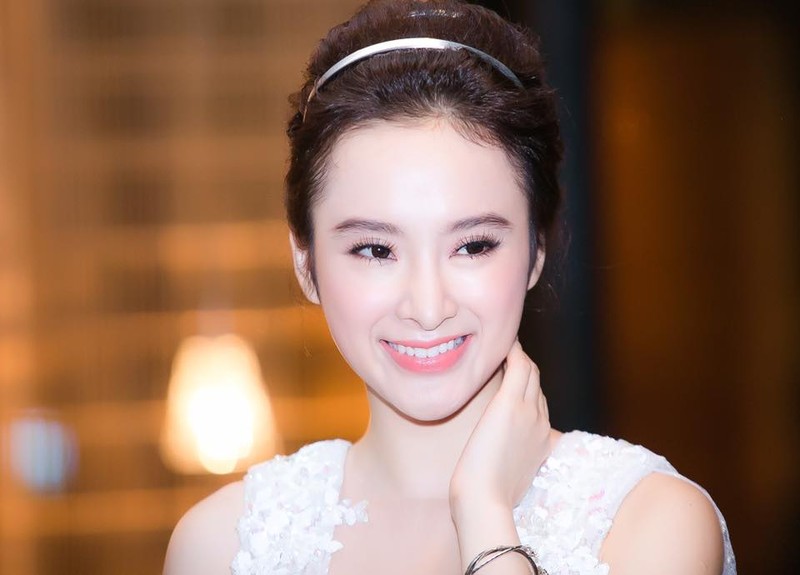 Angela Phuong Trinh hoa 